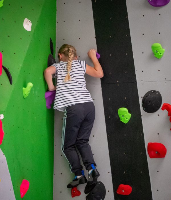Escalade de bloc, enfant débutant