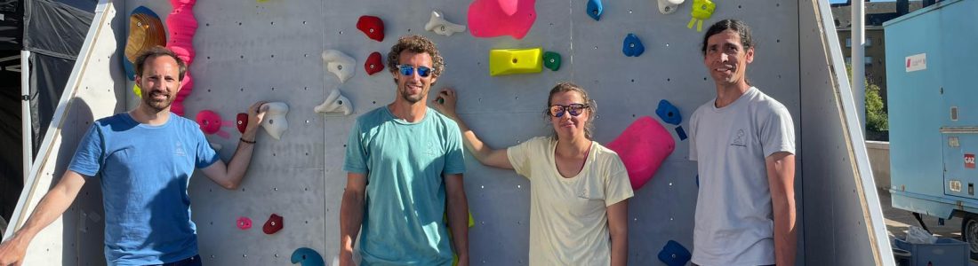 L'équipe devant le mur mobile