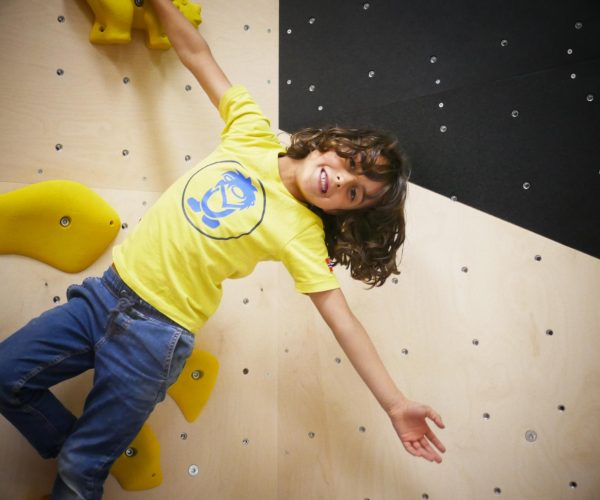 Escalade de bloc, enfant